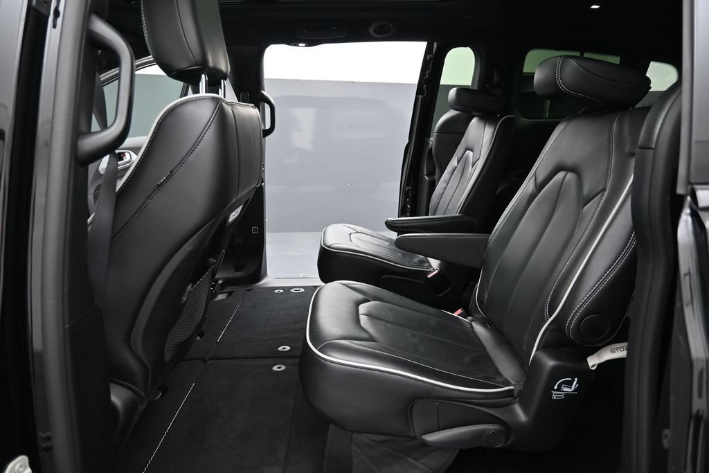 Used 2025 Chrysler Pacifica Limited FWD image 22