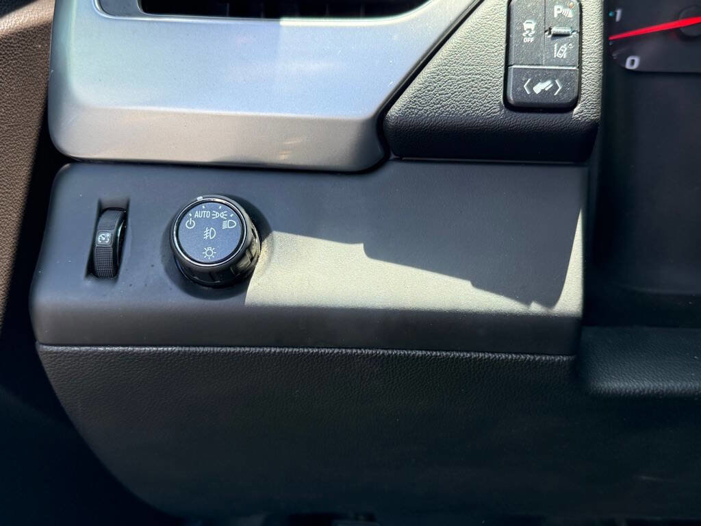 Used 2015 Chevrolet Suburban LT image 14