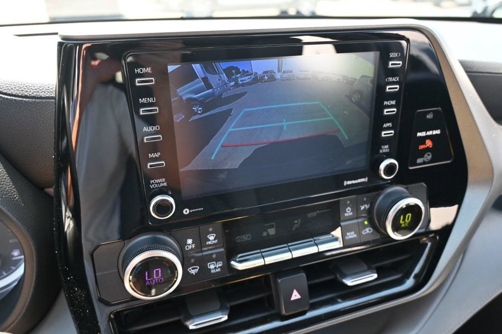 Used 2020 Toyota Highlander L FWD image 12