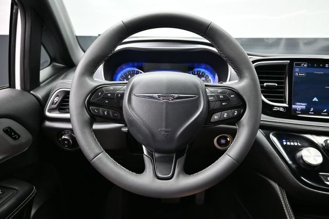 Used 2025 Chrysler Pacifica Limited FWD image 29