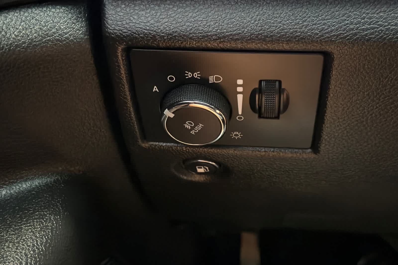 Used 2020 Jeep Grand Cherokee Altitude AWD/4WD image 30