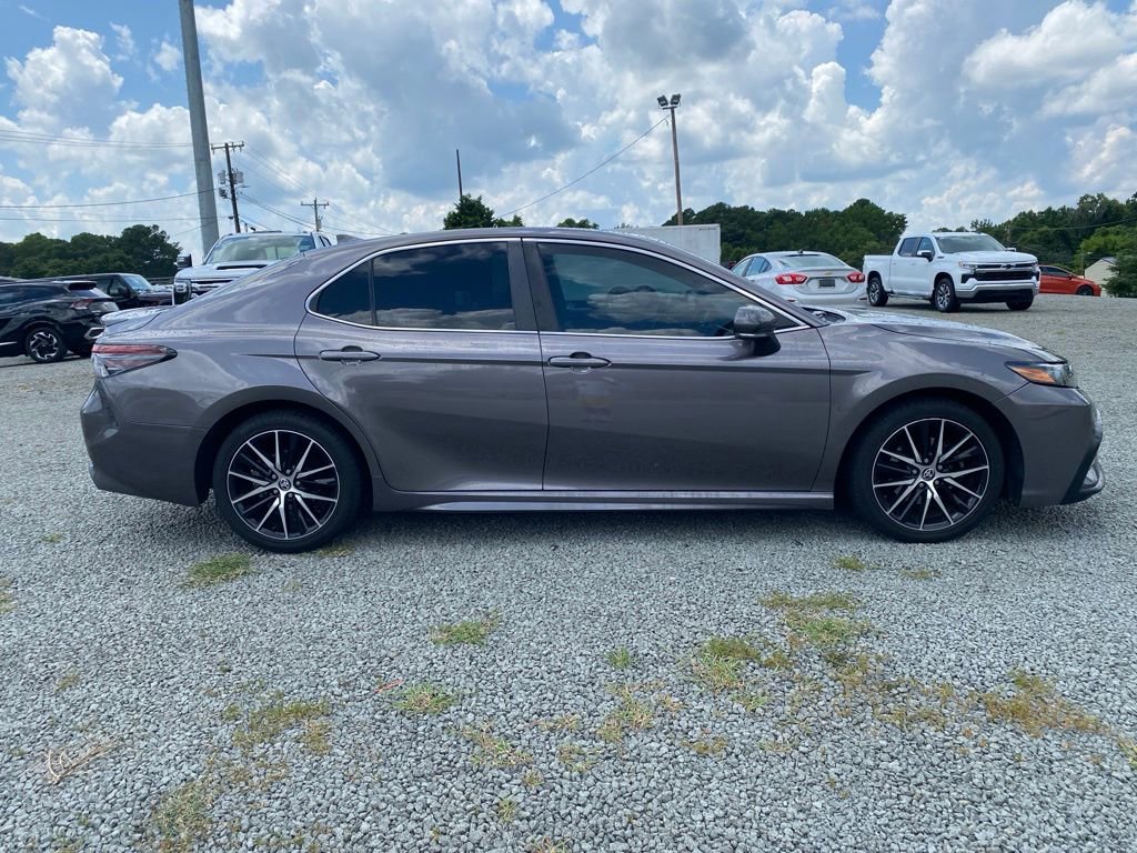 Used 2022 Toyota Camry SE image 2