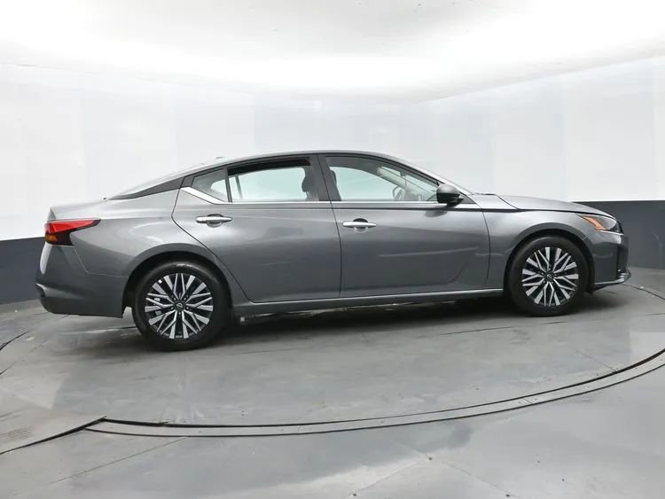 Used 2025 Nissan Altima 2.5 SV image 4