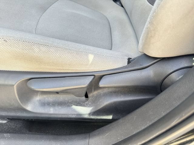 Used 2020 Toyota Corolla L FWD image 12