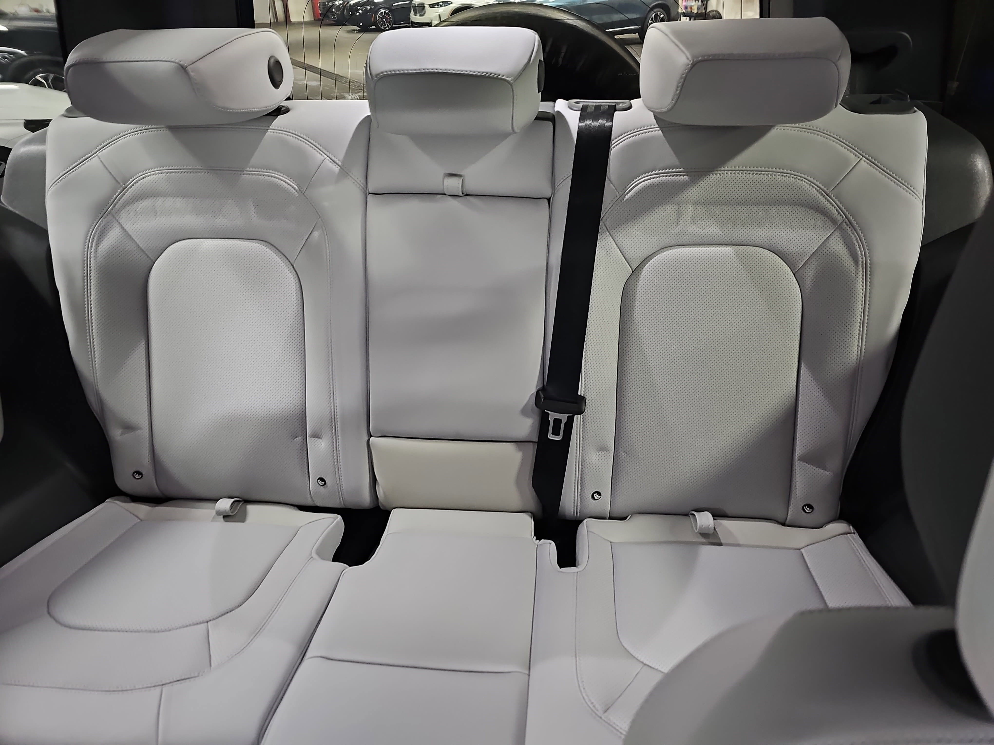 Used 2025 Land Rover Defender 90 X-Dynamic SE image 16