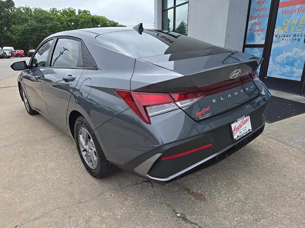 Used 2025 Hyundai Elantra SE FWD image 8