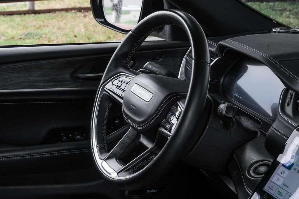 Used 2022 Jeep Grand Cherokee Overland w/ Luxury Tech Group IV AWD/4WD image 25
