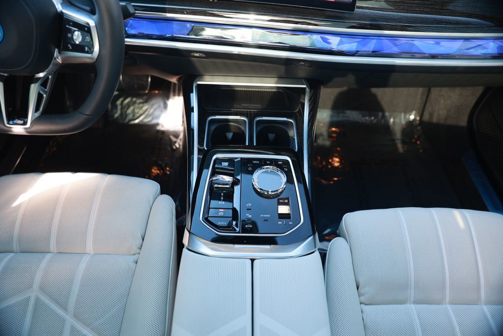 Used 2025 BMW i7 xDrive60 w/ Executive Package image 33