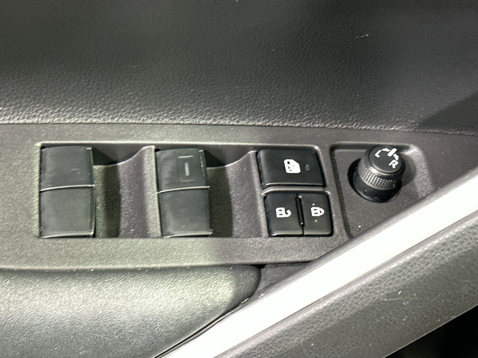 Used 2024 Toyota Corolla Cross SE w/ Moonroof Package image 16