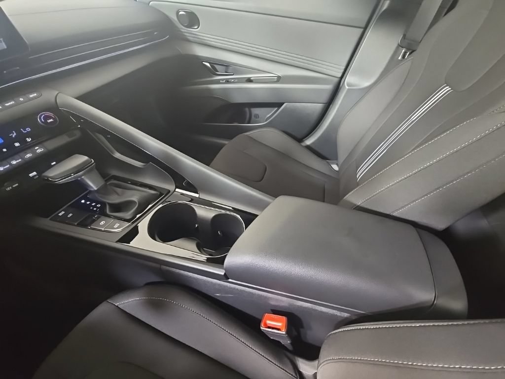 New 2025 Hyundai Elantra SEL FWD image 23