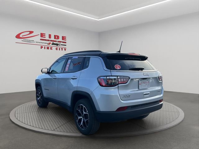 Used 2025 Jeep Compass Limited AWD/4WD image 4