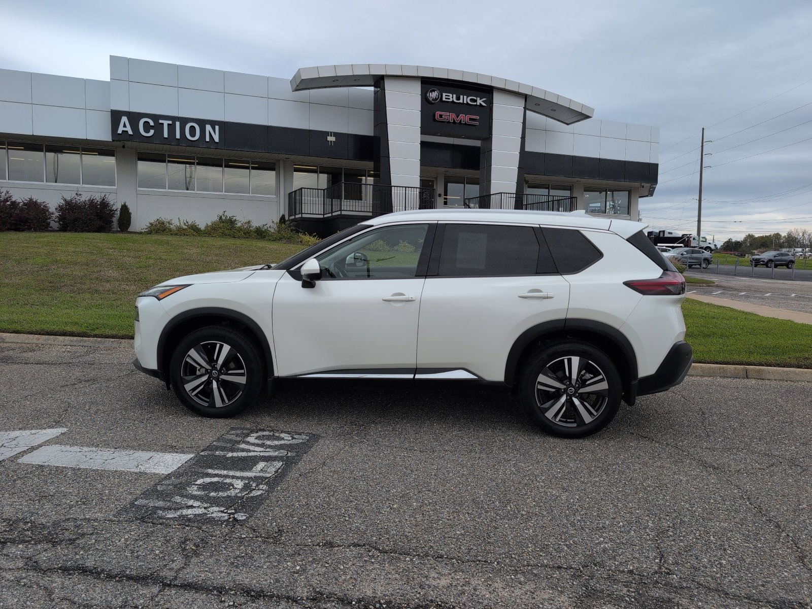 Used 2021 Nissan Rogue SL w/ Premium Package image 2