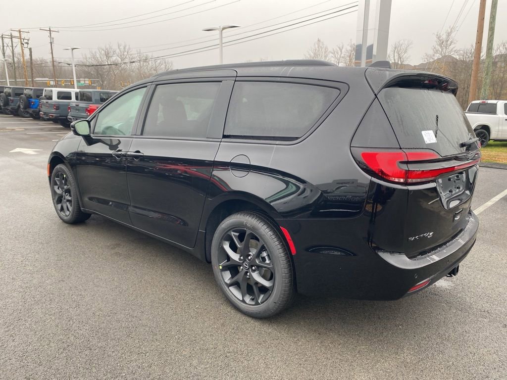 New 2026 Chrysler Pacifica Limited w/ S Appearance Package AWD/4WD image 5