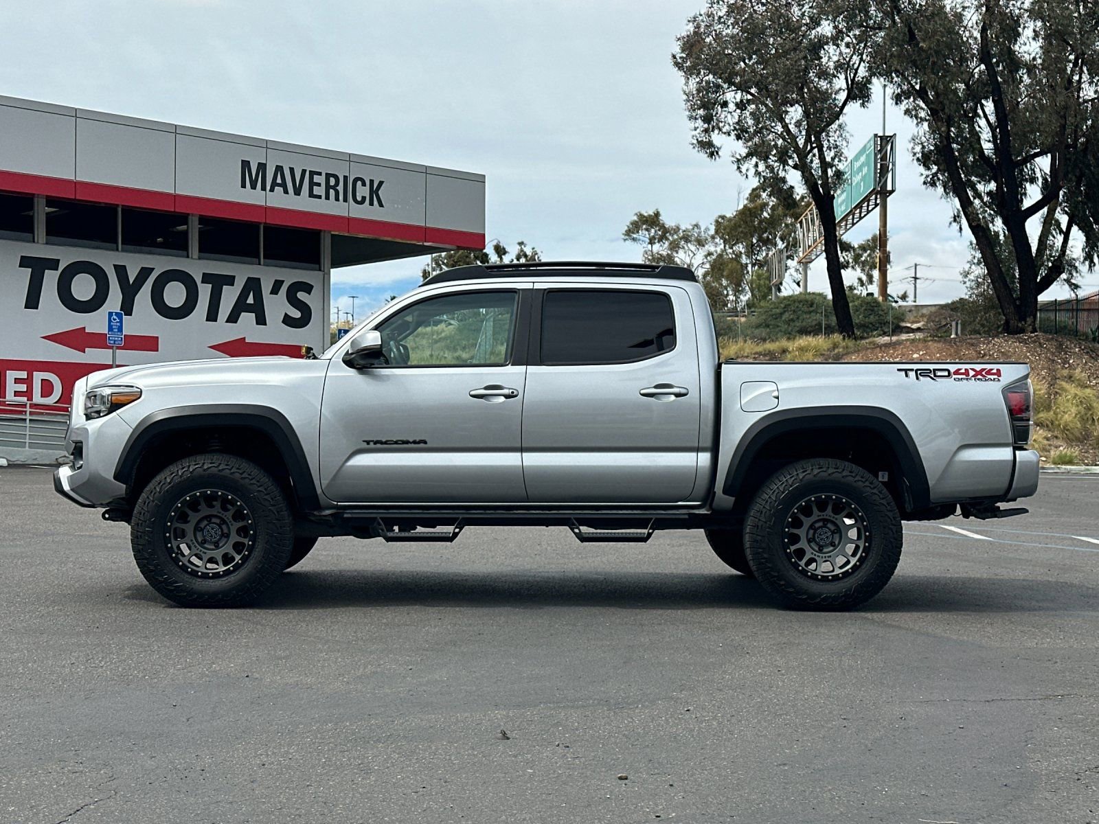 Used 2022 Toyota Tacoma TRD Off-Road w/ Technology Package AWD/4WD image 2
