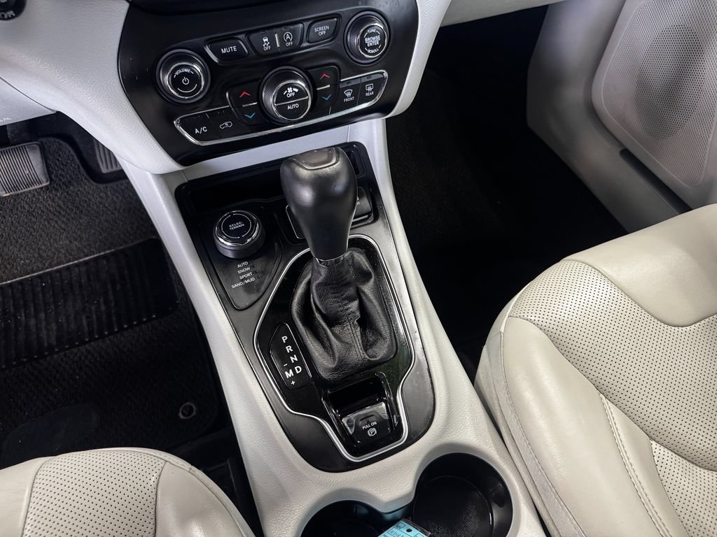 Used 2019 Jeep Cherokee Overland w/ Technology Group AWD/4WD image 20