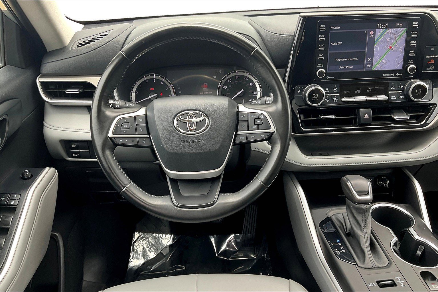 Used 2022 Toyota Highlander XLE AWD/4WD image 6
