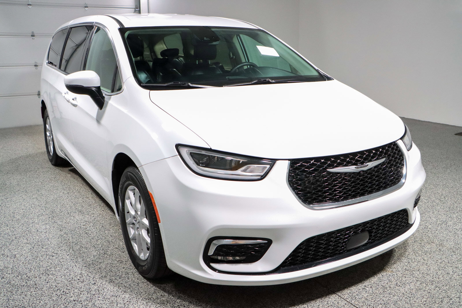 Used 2023 Chrysler Pacifica Touring-L image 5