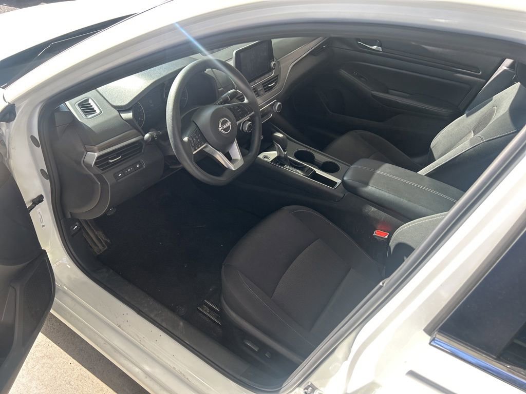 Used 2025 Nissan Altima 2.5 SV FWD image 2