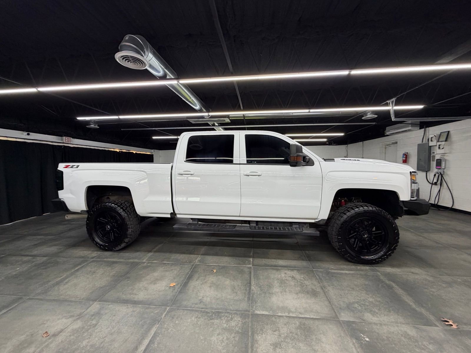 Used 2019 Chevrolet Silverado 2500 LT w/ Z71 Package, Off-Road image 8