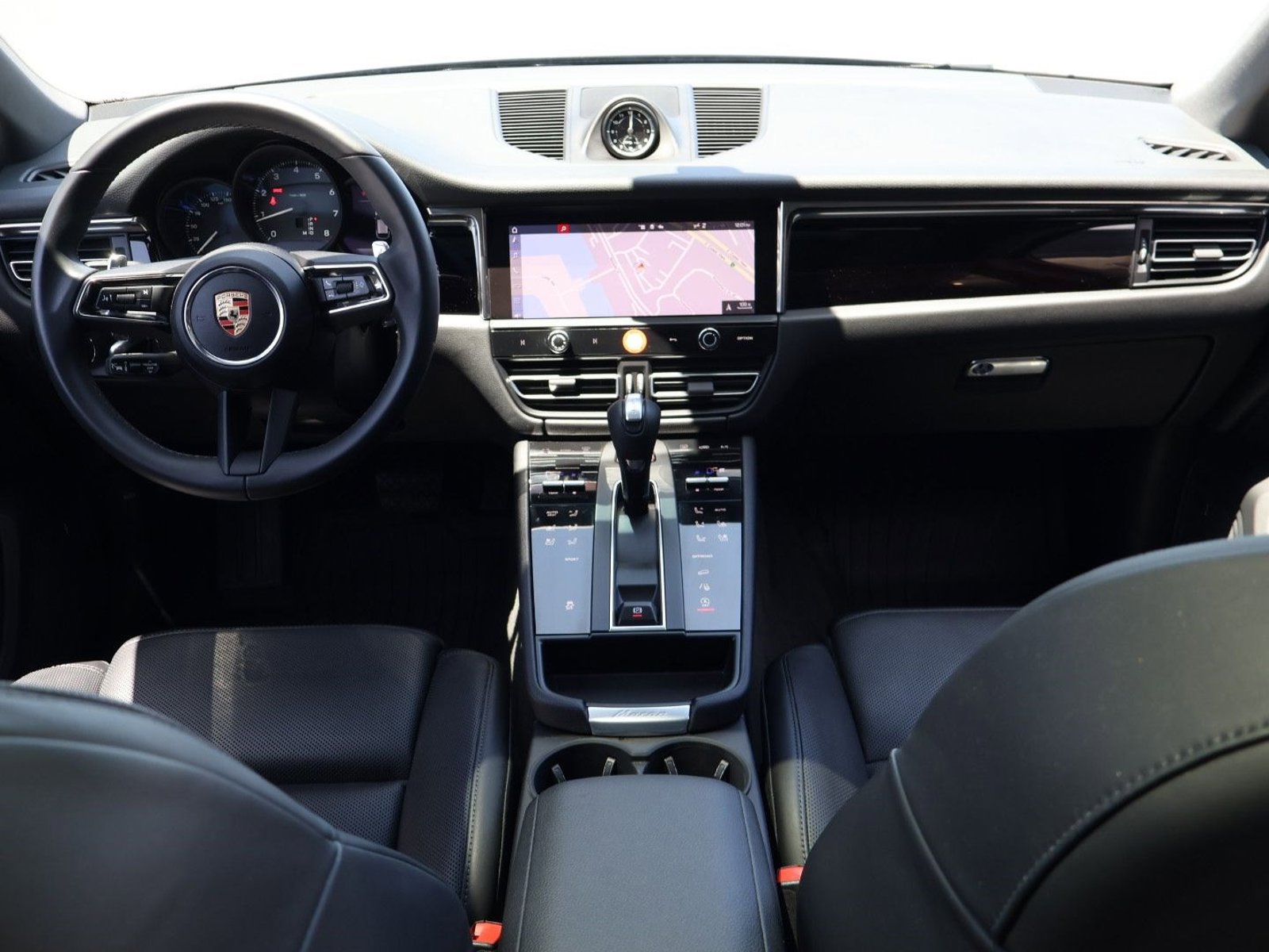 Certified 2025 Porsche Macan AWD/4WD image 21