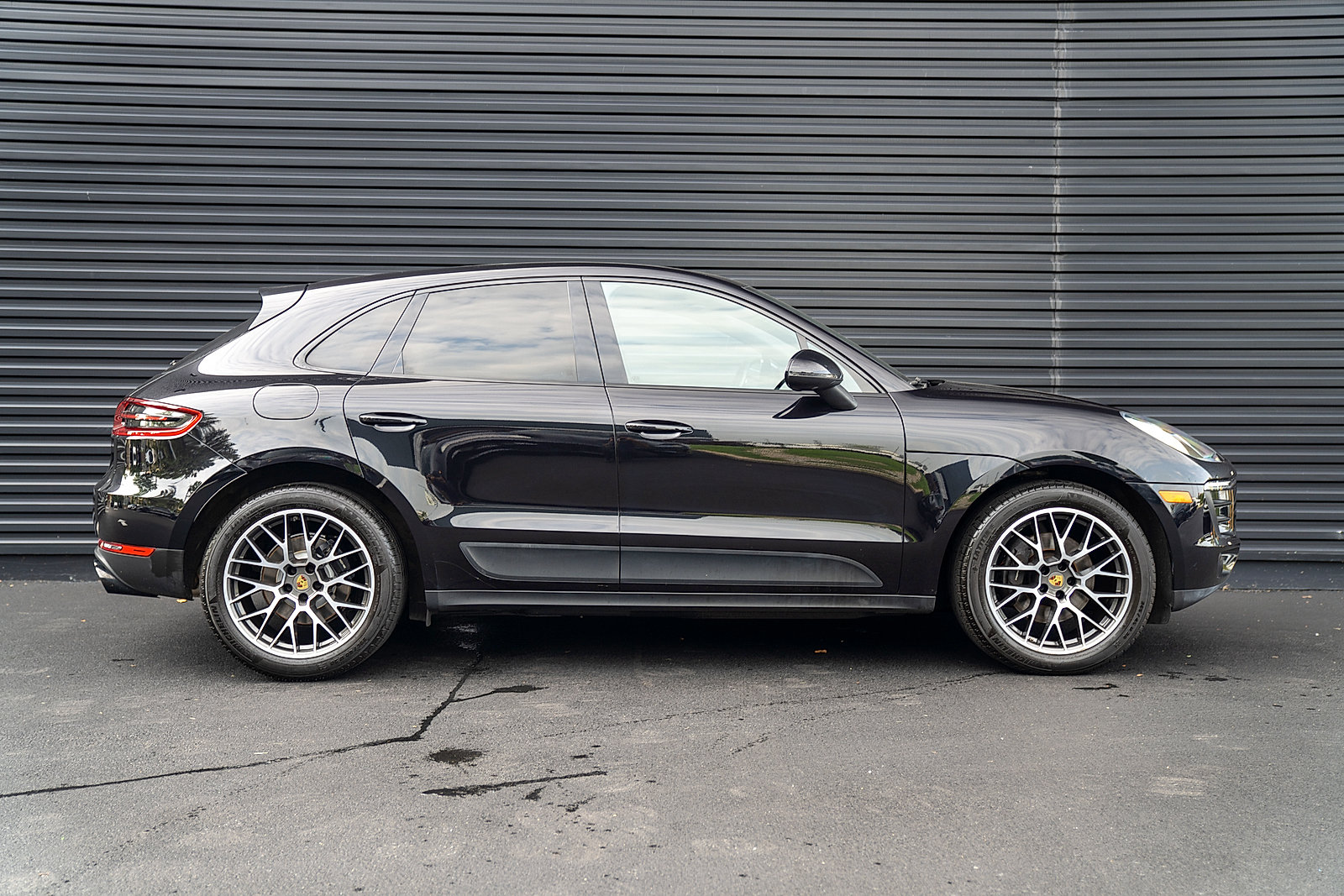 Used 2018 Porsche Macan Sport Edition AWD/4WD image 27