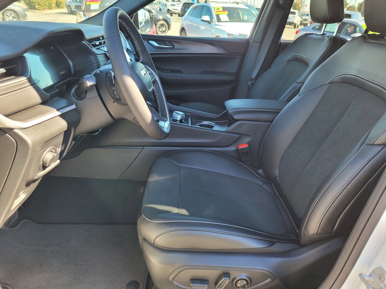 New 2025 Jeep Grand Cherokee Altitude image 11