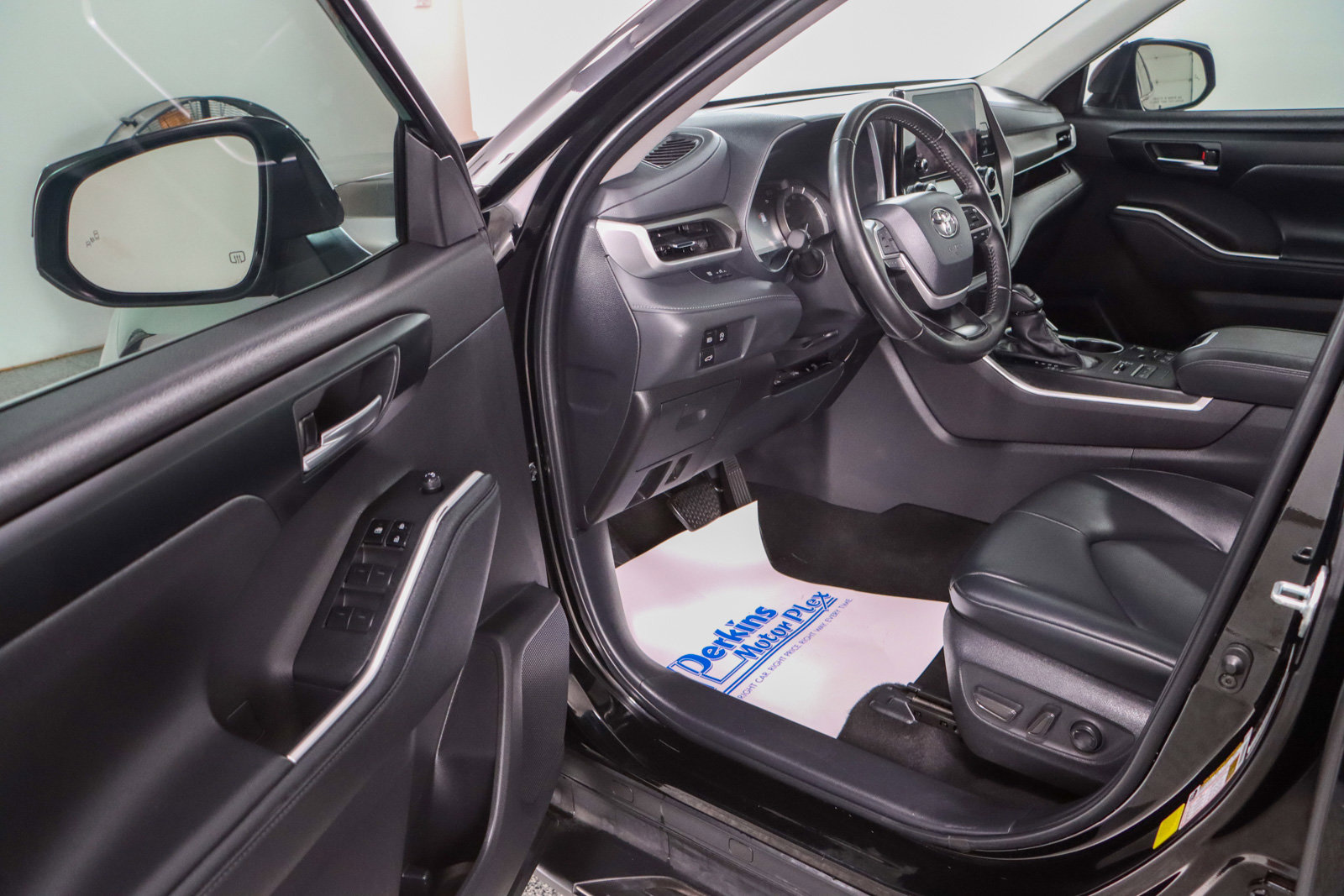 Used 2024 Toyota Highlander XLE image 3