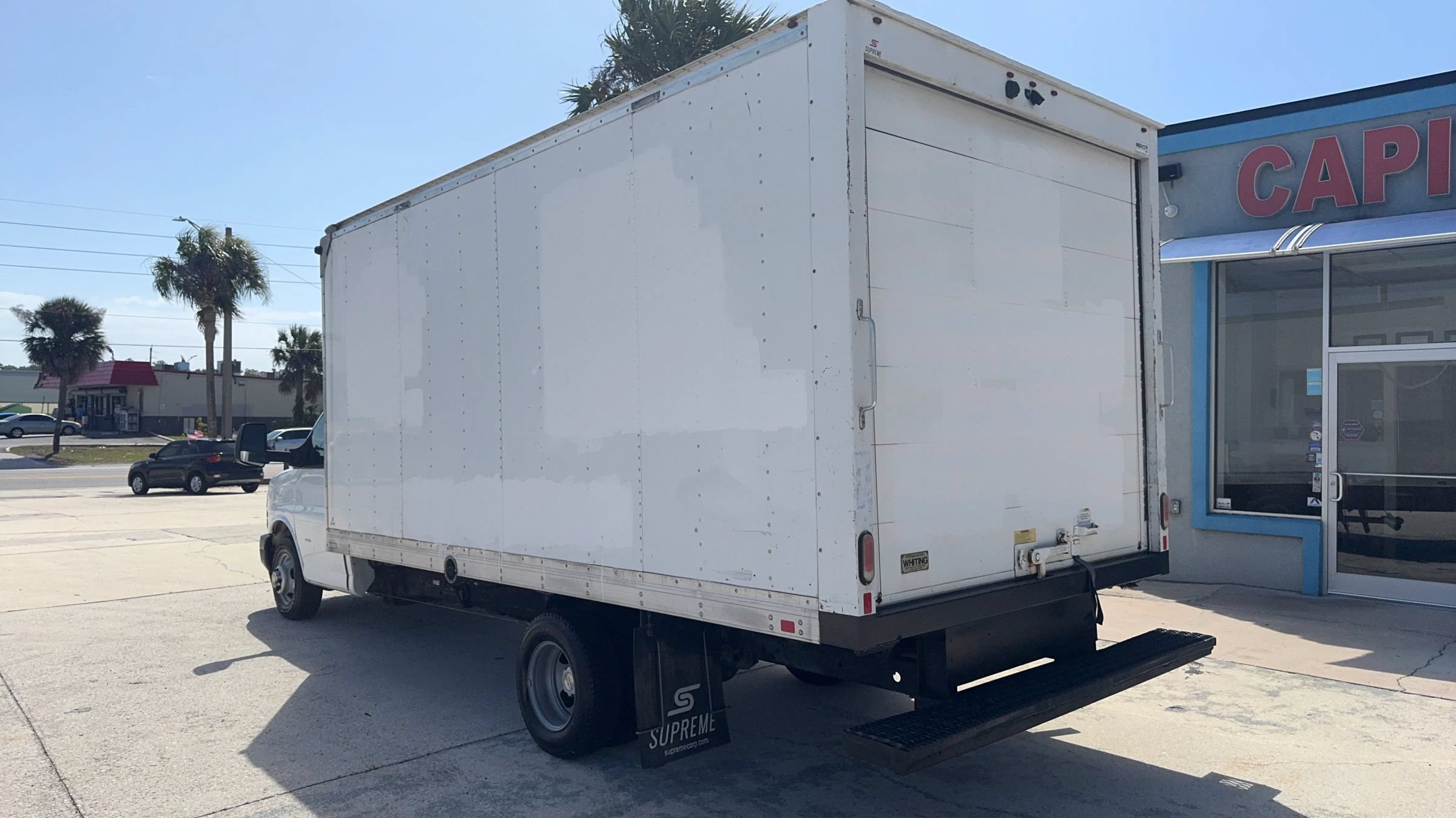 Used 2018 Chevrolet Express 3500 w/ Driver Convenience Package RWD image 3