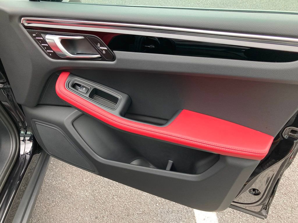 Used 2025 Porsche Macan image 21