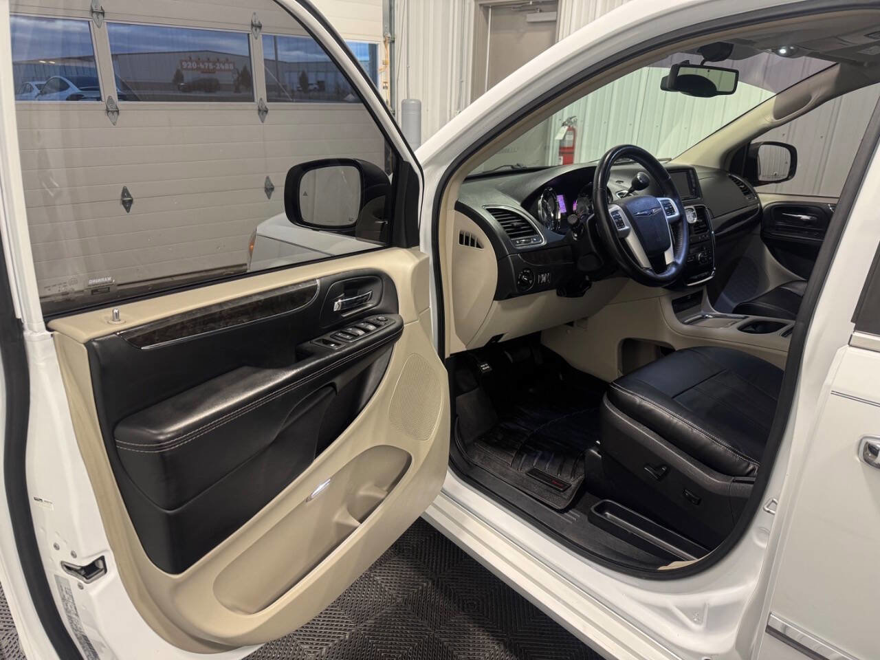 Used 2015 Chrysler Town & Country Touring-L w/ Driver Convenience Group image 9