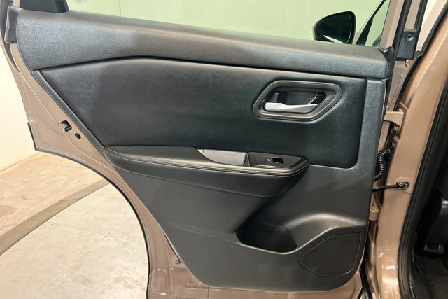 Used 2025 Nissan Rogue SV image 18