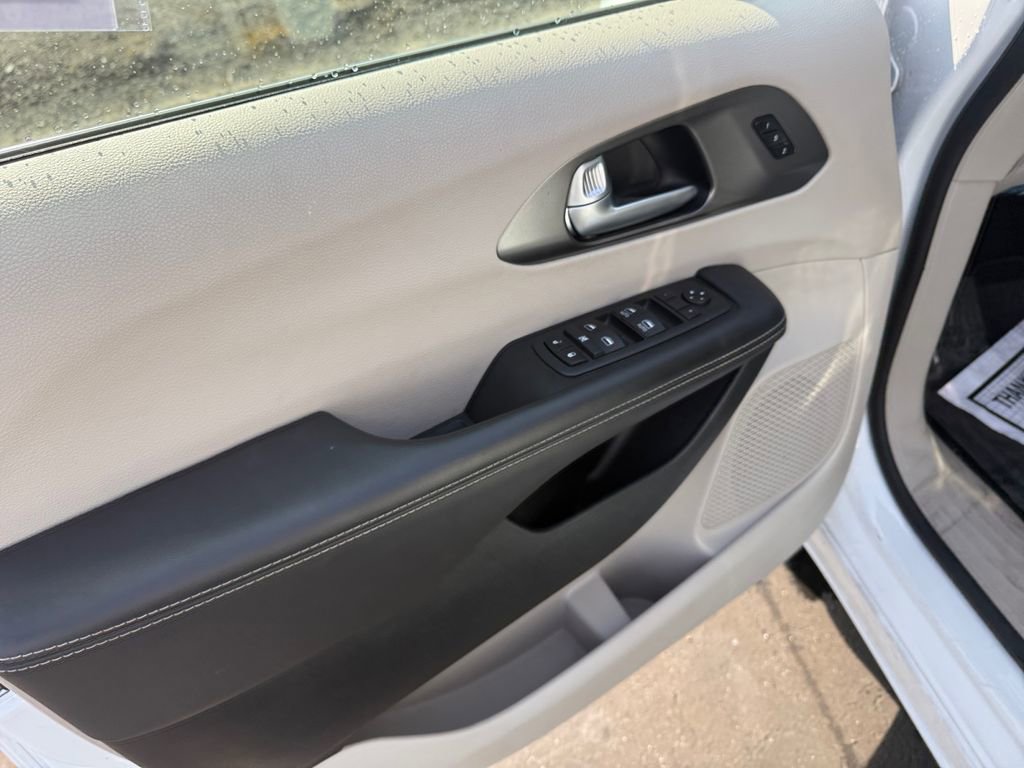 Used 2024 Chrysler Pacifica Touring-L image 11