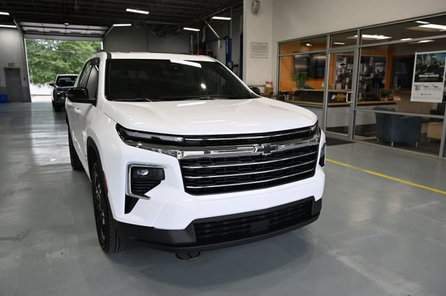 New 2027 Chevrolet Traverse LT w/ Sun and Wheel Package FWD image 3