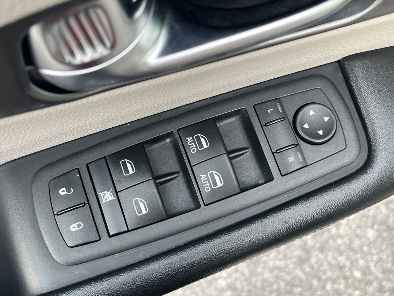 Used 2021 Chrysler Pacifica Touring-L image 21