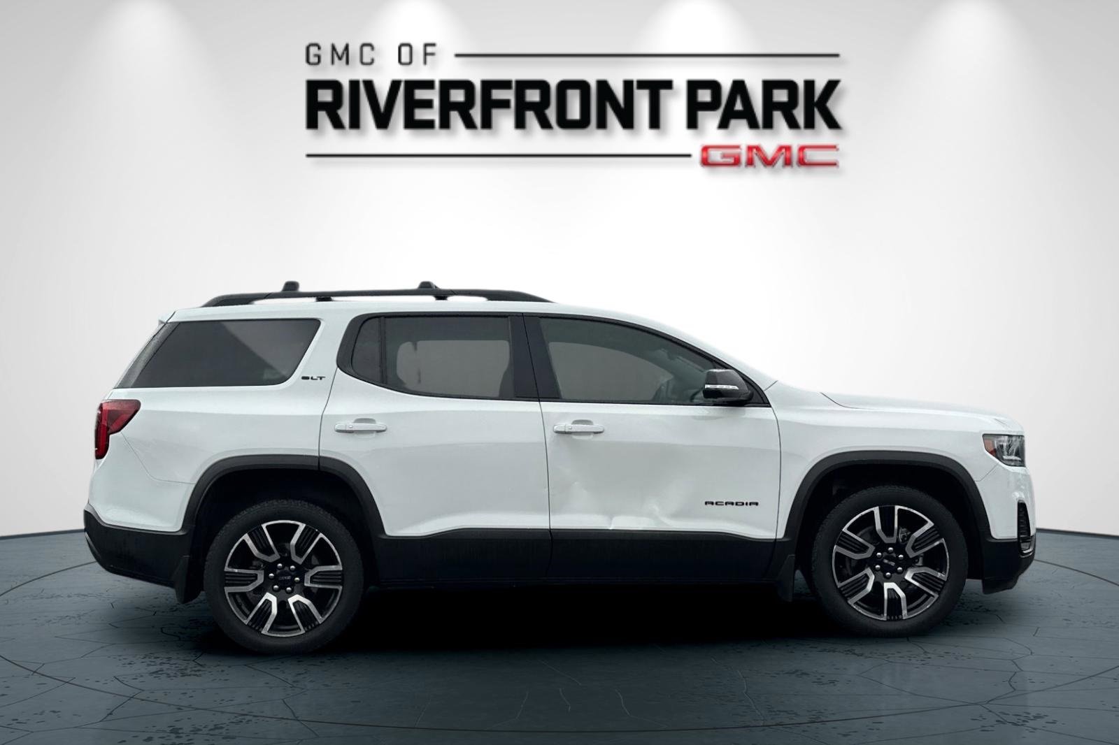 Used 2021 GMC Acadia SLT w/ Elevation Edition image 2