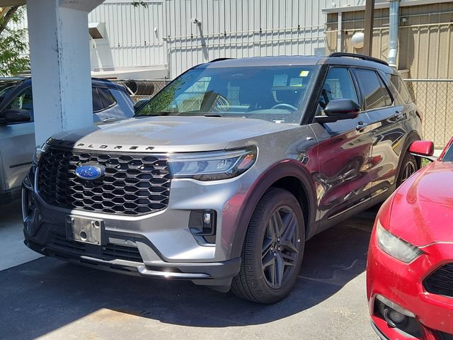 Used 2025 Ford Explorer ST-Line w/ ST-Line Street Pack AWD/4WD image 3