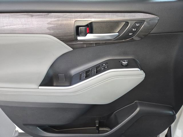 Used 2023 Toyota Highlander Limited image 15