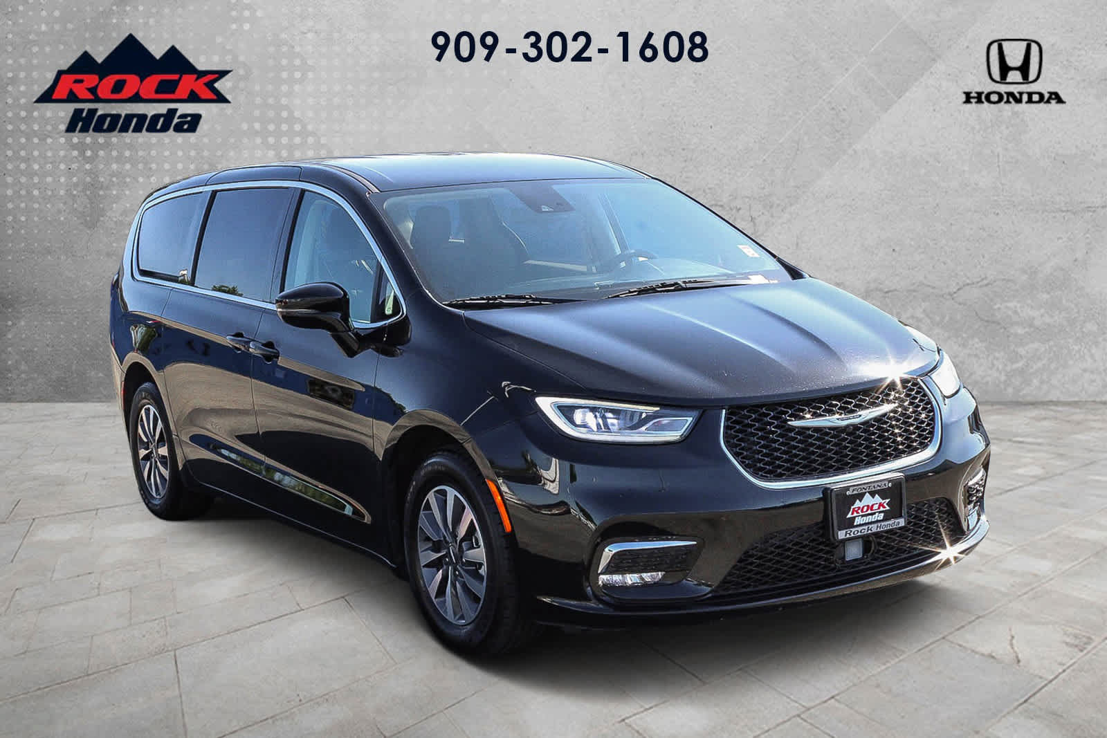 Used 2024 Chrysler Pacifica Limited FWD image 3