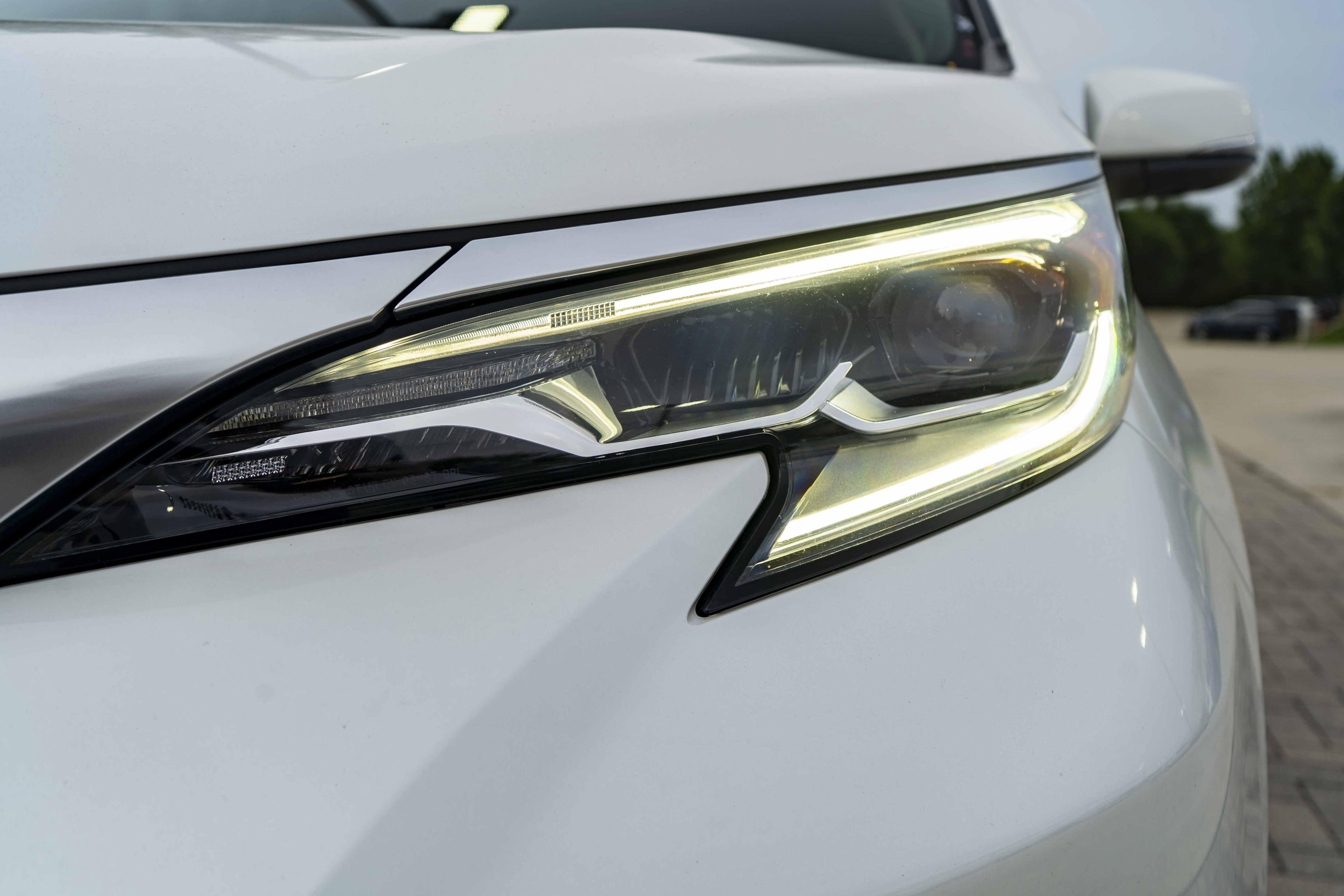Used 2024 Toyota Sienna Platinum FWD image 11
