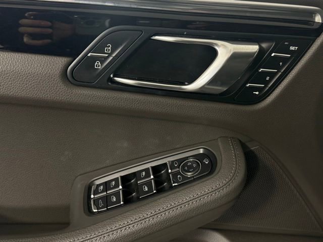 Used 2023 Porsche Macan image 12