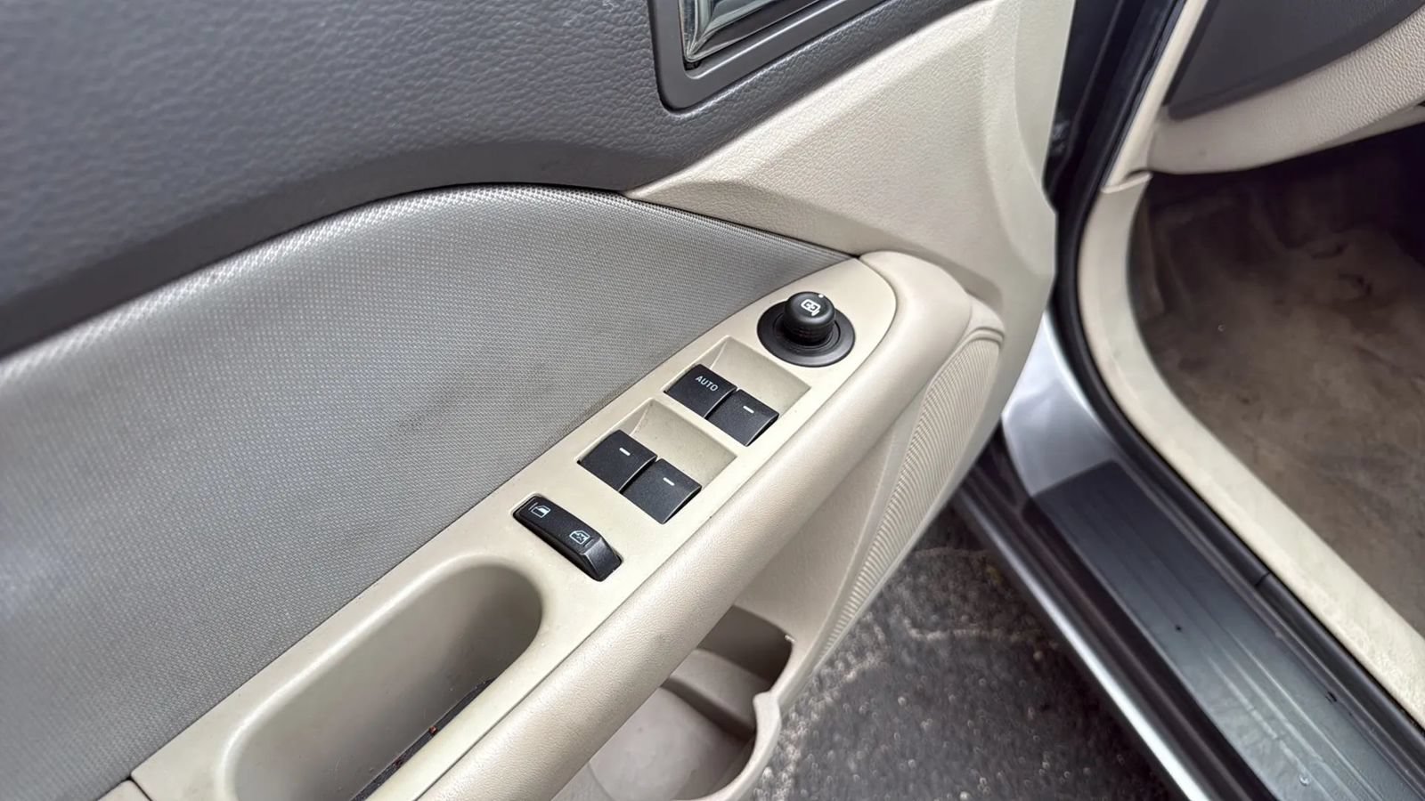 Used 2012 Ford Fusion SE FWD image 24