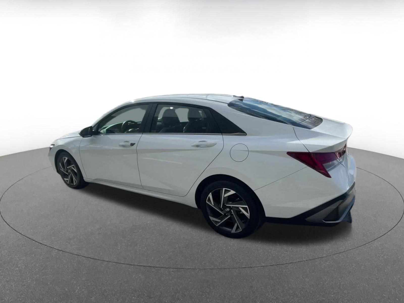 Used 2025 Hyundai Elantra Limited FWD image 10