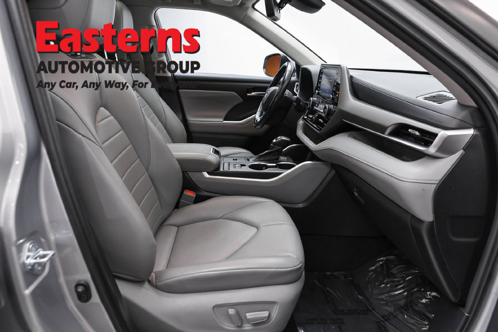 Used 2021 Toyota Highlander XLE FWD image 28