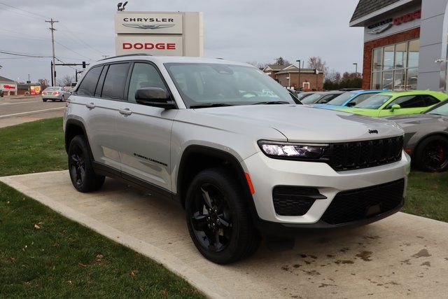 New 2025 Jeep Grand Cherokee Altitude image 3