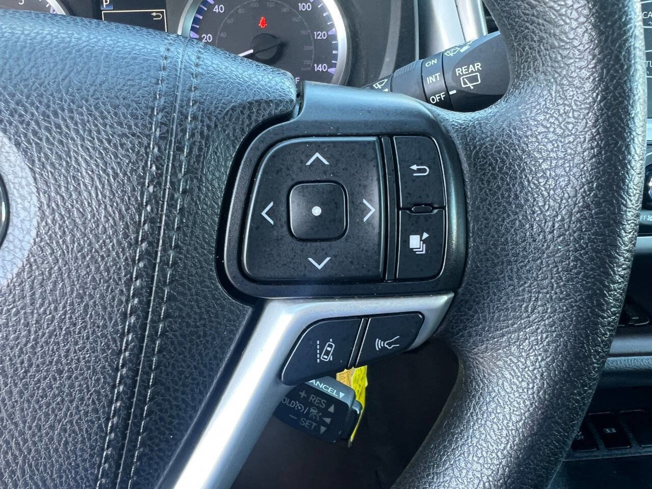 Used 2019 Toyota Highlander LE w/ Carpet Mat Package (TMS) FWD image 18