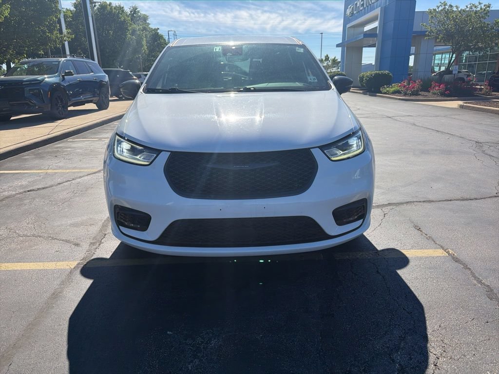 Used 2024 Chrysler Pacifica Limited FWD image 8