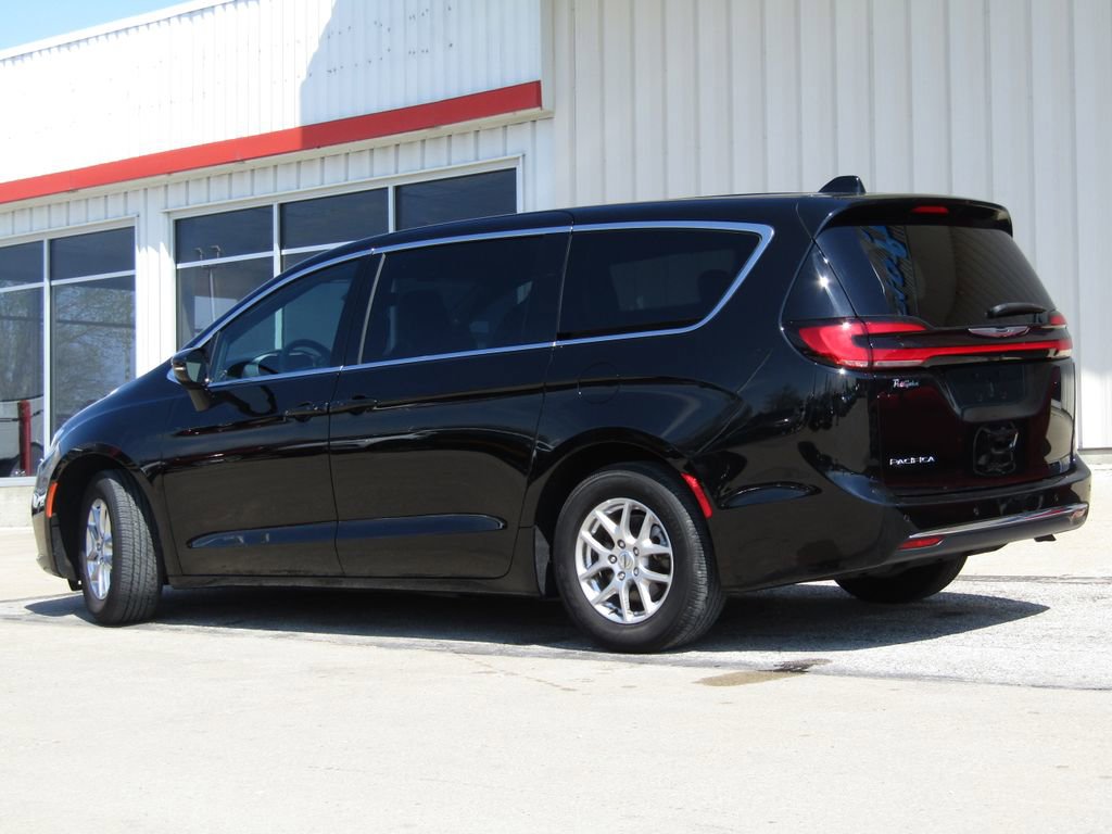 Used 2025 Chrysler Pacifica Select FWD image 10