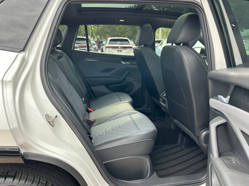 New 2026 Volkswagen Tiguan SE R-Line FWD image 47