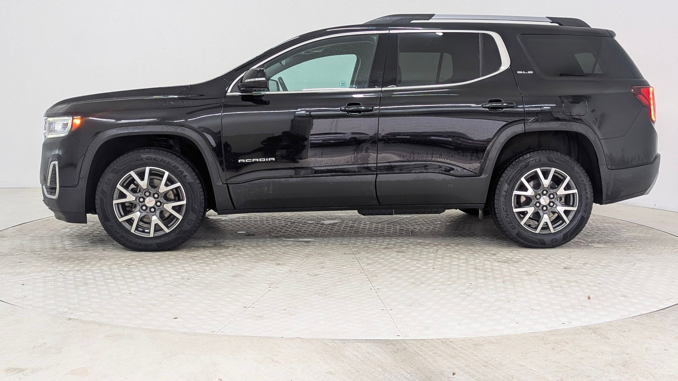 Used 2020 GMC Acadia SLE w/ Driver Convenience Package image 2