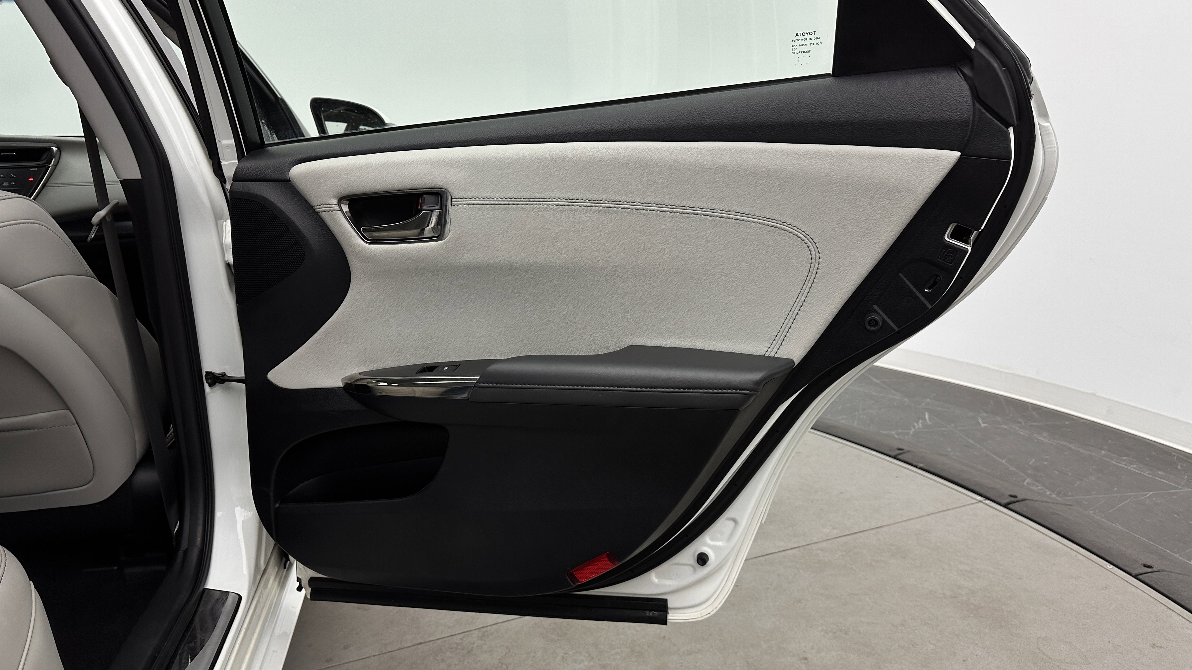 Used 2018 Toyota Avalon Limited w/ Protection Package FWD image 34